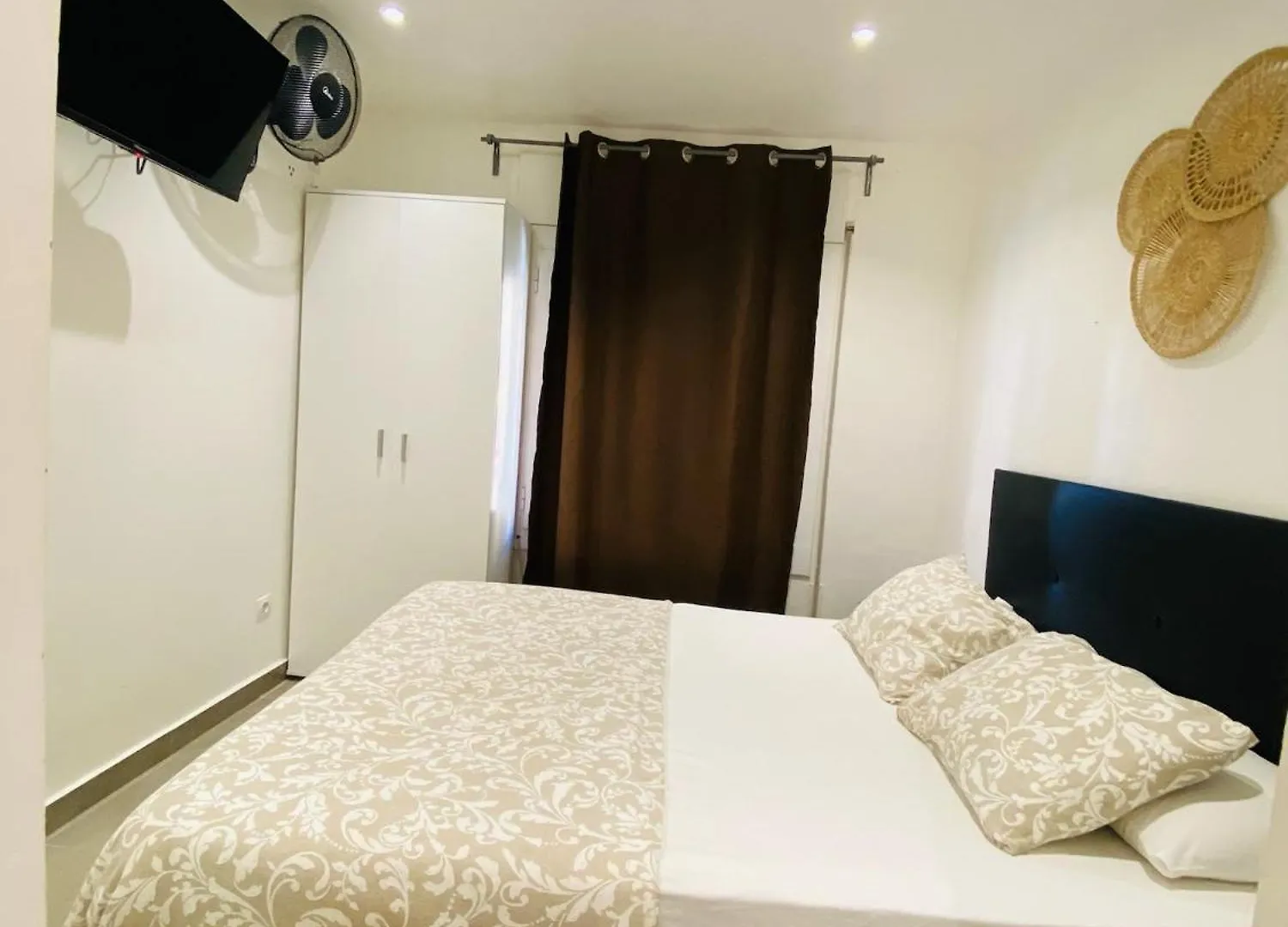 Apartamentos Con Bano Privado Frente Al Metro L5 Barcelona-Hospitalet L'Hospitalet de Llobregat 0*,