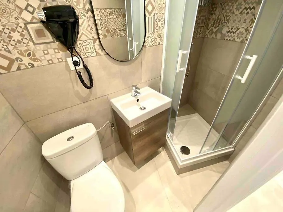 Apartamentos Con Bano Privado Frente Al Metro L5 Barcelona-Hospitalet L'Hospitalet de Llobregat 0*,  Spagna