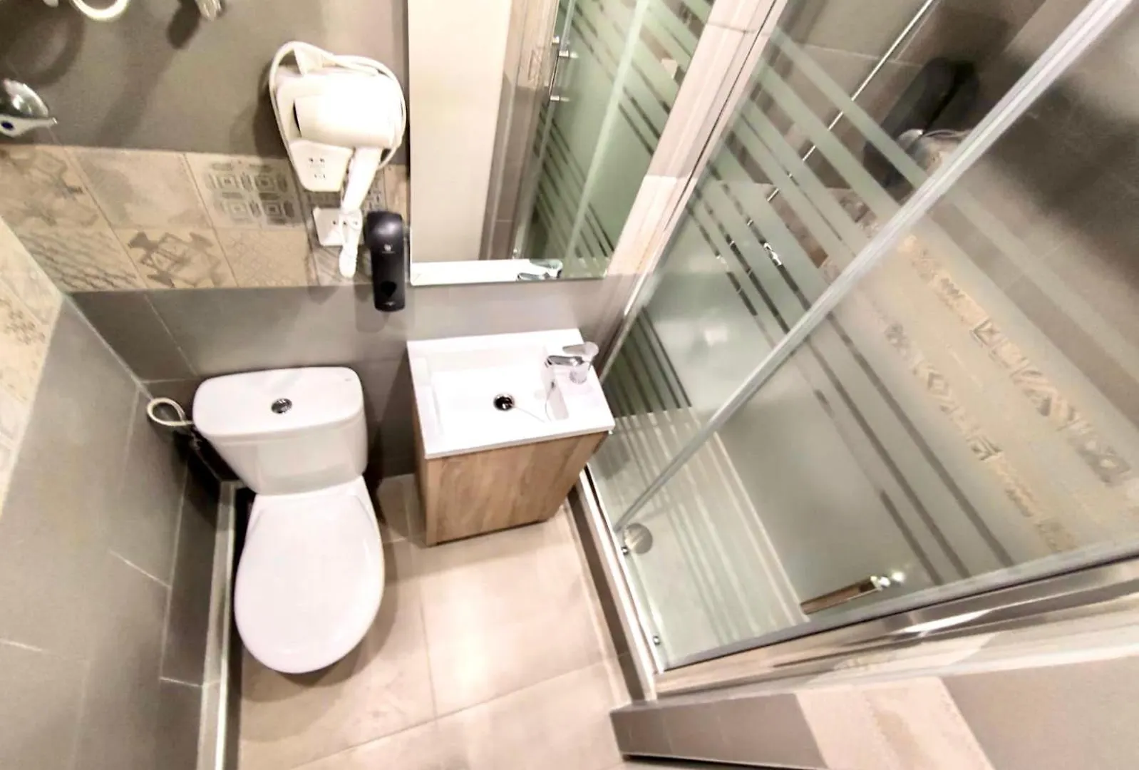 Apartamentos Con Bano Privado Frente Al Metro L5 Barcelona-Hospitalet L'Hospitalet de Llobregat Spagna